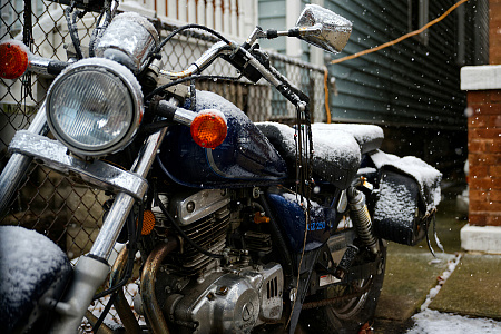 Ледяной гонщик: в Минске морозным вечером заметили мотоциклиста