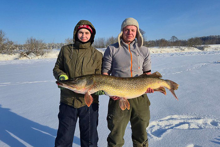 "Трофей всей жизни": белорус похвастался гигантской щукой