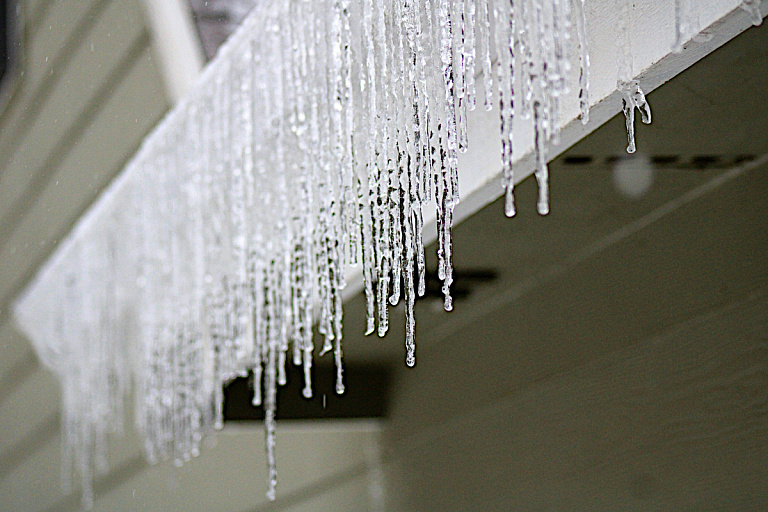 В центре Минска плохо очистили крыши от снега и сосулек – прокуратура