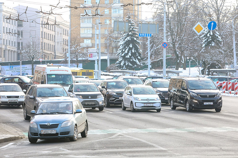 На перекрестке в центре Минска на неделю изменили схему движения транспорта