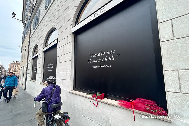 Цитаты на витринах и красный цвет: в Риме простились с Валентино Гаравани