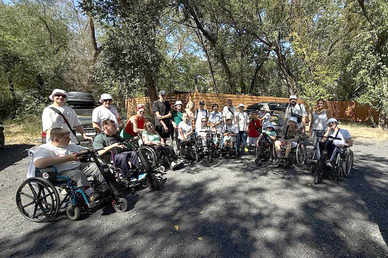 "Дружба на колесах": как люди с инвалидностью путешествуют и узнают новых себя