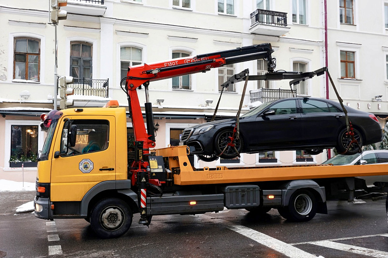 Эвакуаторы вывозят автомобили – узнали, как в Минске убирают снег