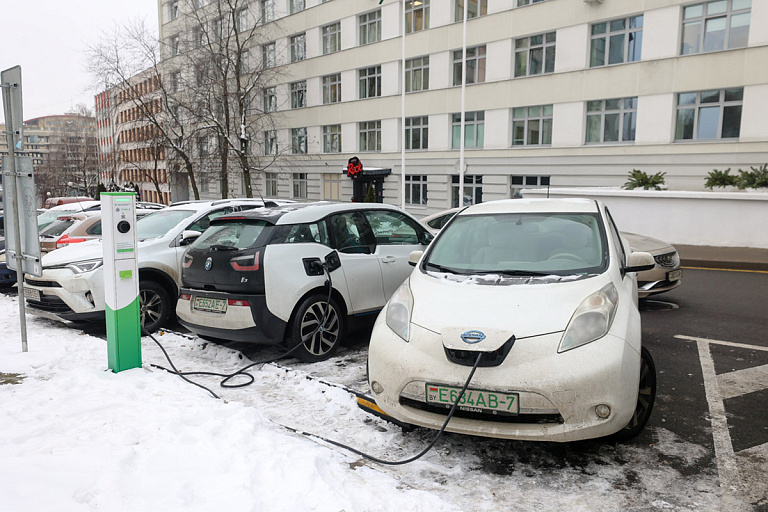 Разграничили гибриды и "электрички": ГТК – о льготах на ввоз авто в Беларусь