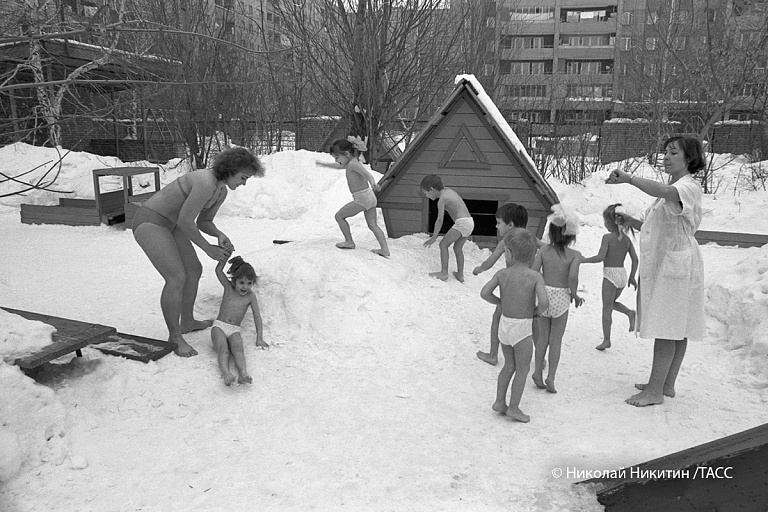 Кварцевание и сон на улице: зачем в СССР "морозили" детей