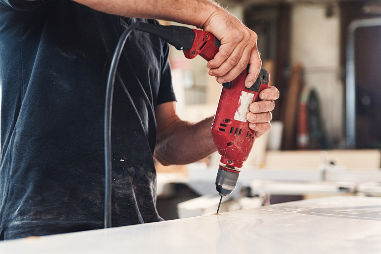 Гомельчанин украл у себя электроинструмент и свалил все на соседа – был суд