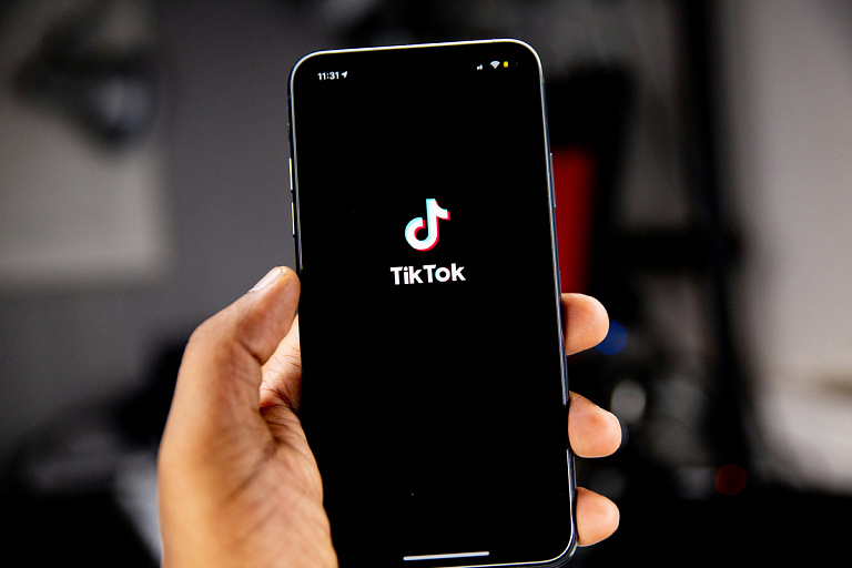 Вызывает привыкание: от TikTok потребовали сменить "затягивающий" интерфейс