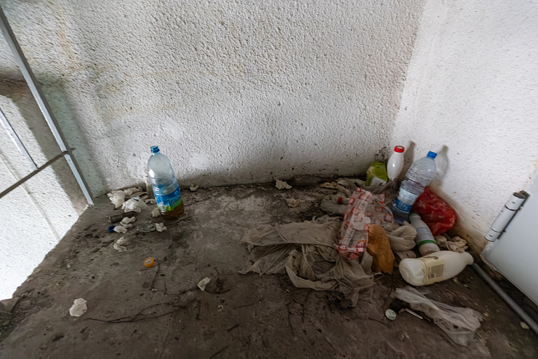 В минский подъезд ходят "погреться" странные личности – что ответили власти