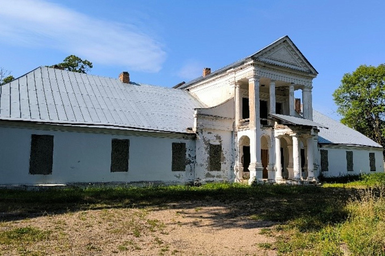 Дворец по цене столичной "трешки" продают в Гродненской области – что за он