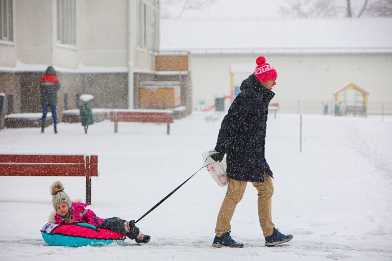Два ребенка в больнице после катания на "ватрушках" – они были с папами