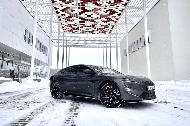 Снежный барс: откатали эффектное гран-купе Avatr 12