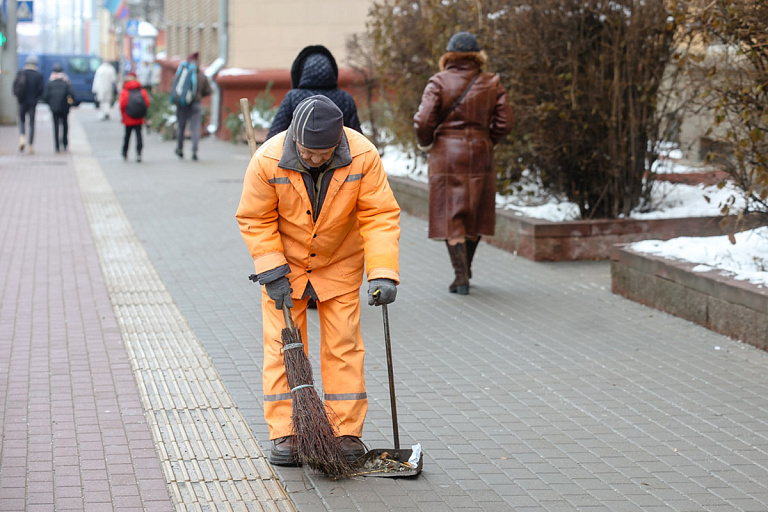 Уборщикам хотят повысить зарплату – причину назвал министр ЖКХ