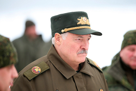 Лукашенко пообещал "драть шкуру" с комбатов – чем они не угодили