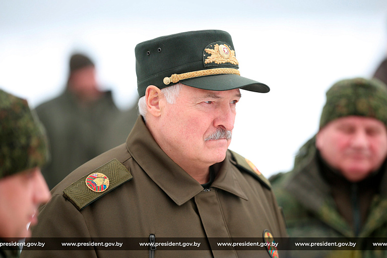 Лукашенко пообещал "драть шкуру" с комбатов – чем они не угодили