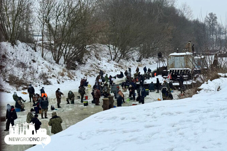 Страшное зрелище: десятки рыбаков вышли на тающий лед реки в Гродно
