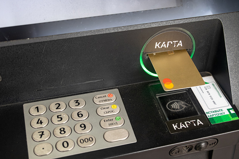 Почему нельзя выбрасывать банковскую карту в мусор – ответ эксперта