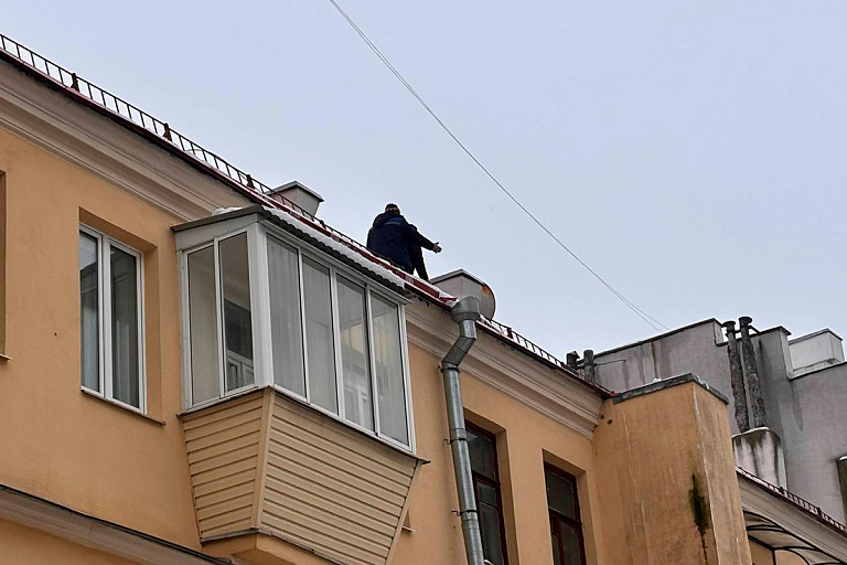 Люди спят с тазиками: в центре Минска затопило целый жилой дом
