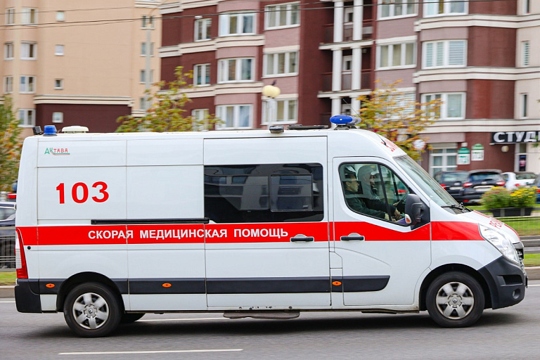 Какой штраф грозит, если не пропустить скорую, рассказали в ГАИ