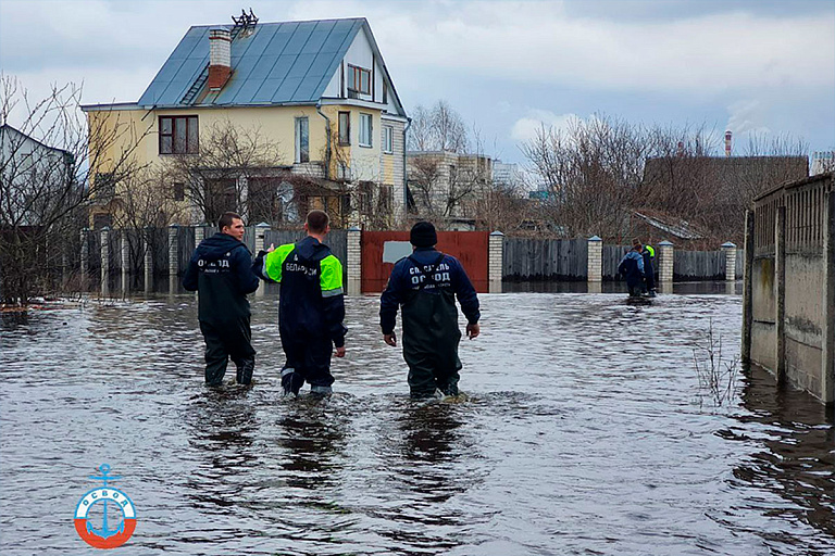 Дворы белорусов начало затапливать – понадобилась помощь спасателей