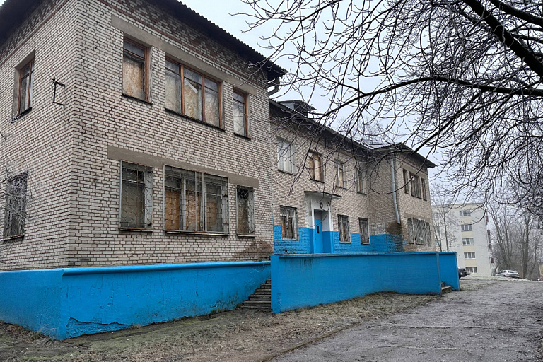 Внутри как в хорроре: в Минске продают заброшенное общежитие