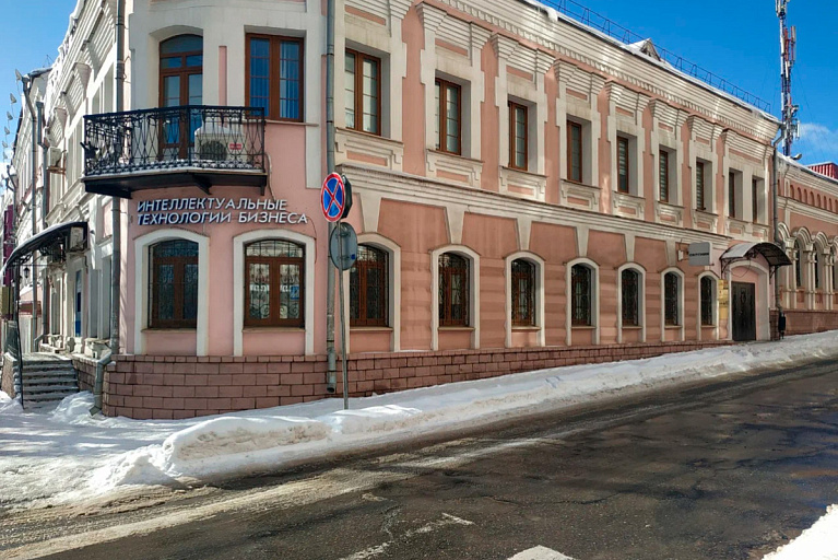 Могли и люди упасть: в Витебске провалился кусок дороги