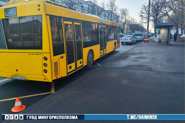 В Минске пенсионерку зажало дверями автобуса, но он все равно поехал – видео