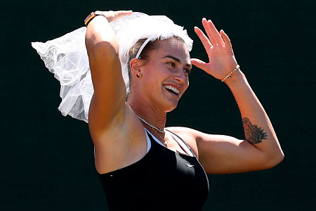 Может себе позволить: Арина Соболенко провела тренировку в свадебной фате