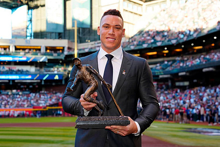 Карточку с автографом действующего бейсболиста продали за рекордную сумму