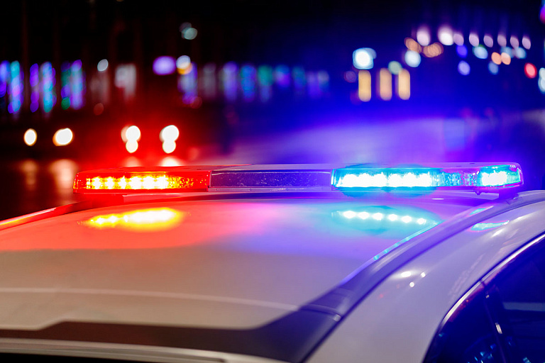 На трассе М-1 водитель снес опору с дорожными знаками – был пьян и без прав