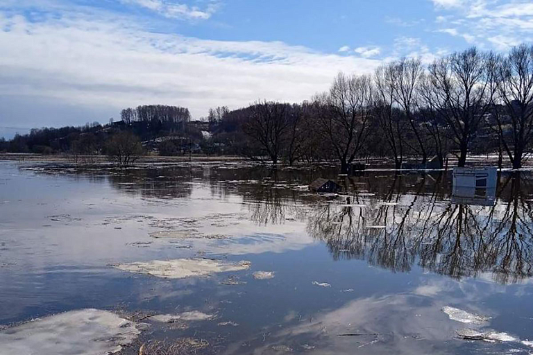Реки разливаются: в Беларуси под воду уходят мосты