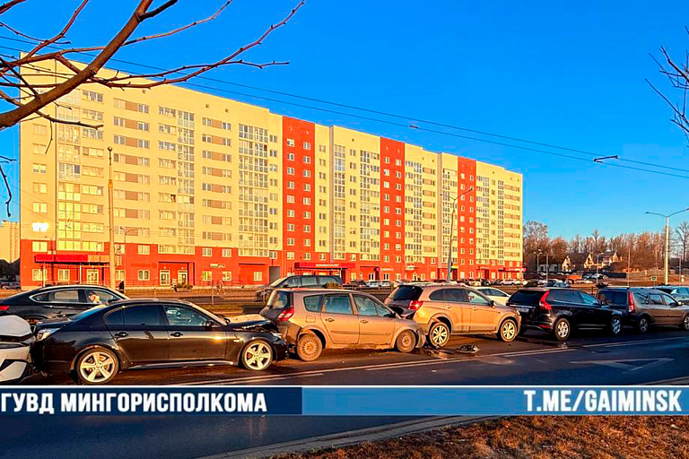 Авто в Минске собираются в "паровозики" – столкнулись 11 машин