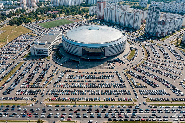 Парковки раздора: жители Лебяжьего вышли на тропу войны с хоккейными фанатами