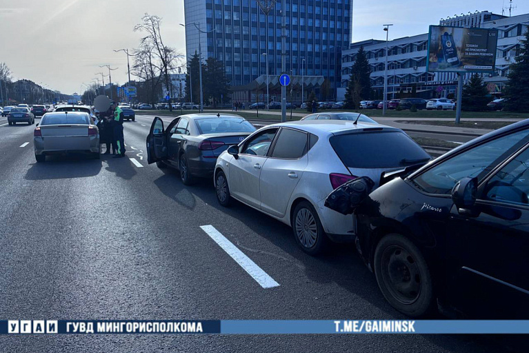 На проспекте в Минске произошла массовая авария – пострадали восемь авто