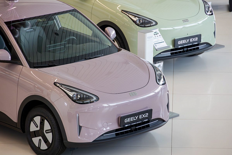 Электромобили Geely EX2 и EX5 в автосалоне 