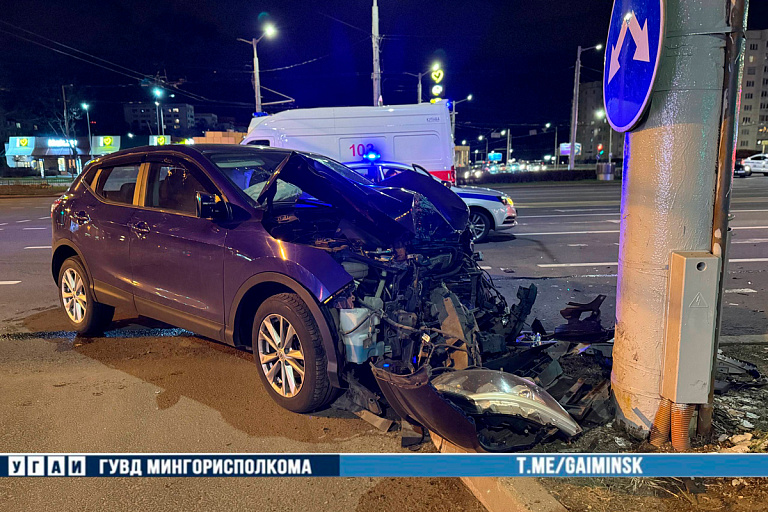 На перекрестке в Минске произошло жесткое ДТП – машину вынесло за дорогу
