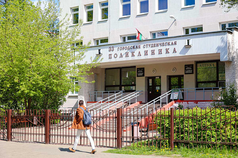 Узнали, как будут работать медучреждения в выходные и праздники в апреле-мае