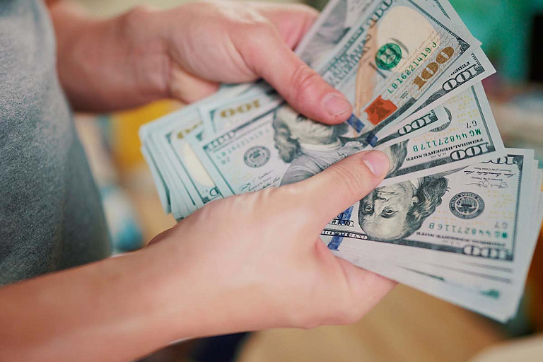 Почему доллар дешевеет и чего ждать дальше