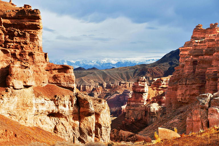 Виза не нужна, горы в наличии: Belavia распродает билеты в два города