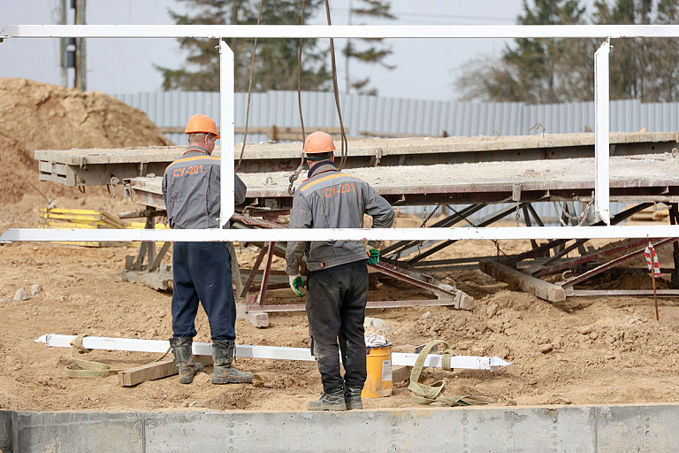 Полный соцпакет и машина в придачу: сколько получают строители в Минске