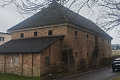 Выглядит как крепость: вековой склад продают в Жировичах