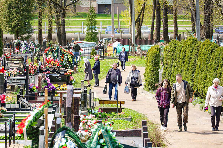 Без слез, застолий и траурной одежды: что нельзя делать на Радуницу