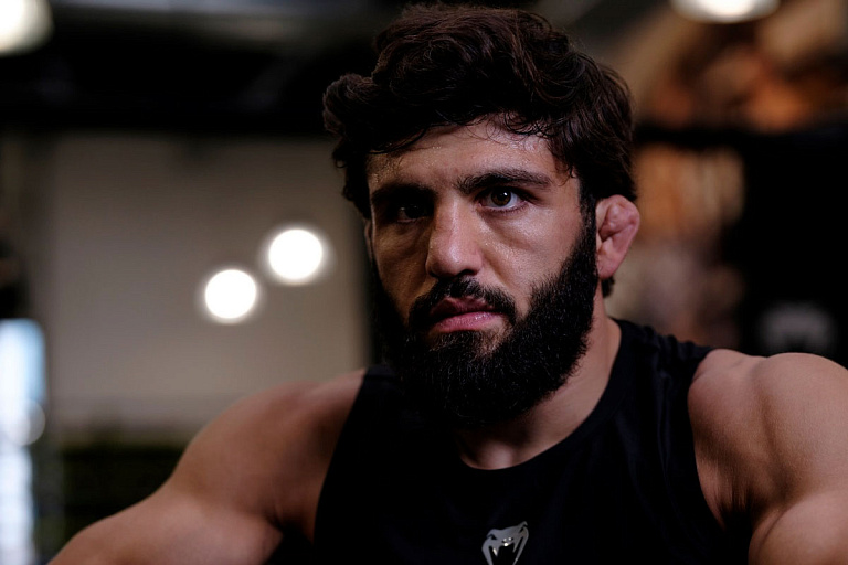 Прям как в школе: бойца UFC сняли с рейса за то, что он сидел в телефоне