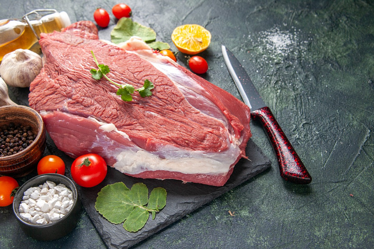 Разные куски мяса для шашлыка на разделочной доске 