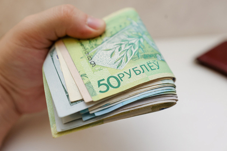 Двум белорусам запретили тратить собственные пенсию и зарплату – почему