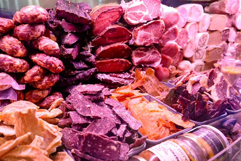 В Беларуси запретили отечественные продукты из шпика – что опасного нашли