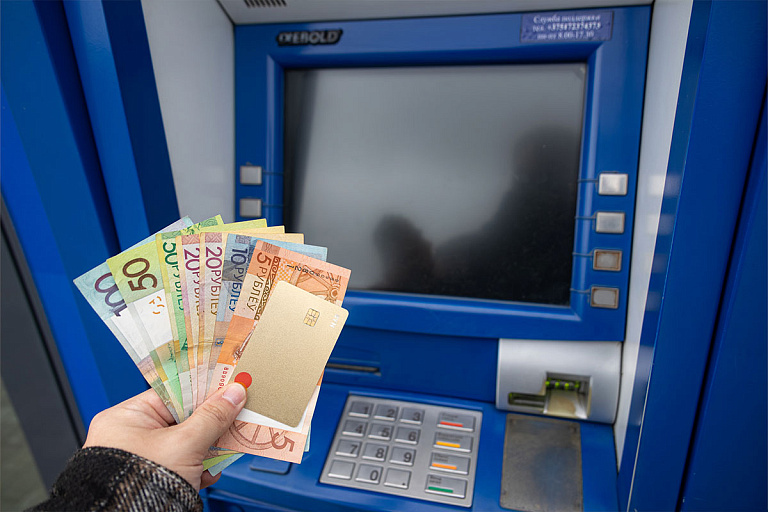 Стали известны зарплаты в легкой промышленности – сколько получают