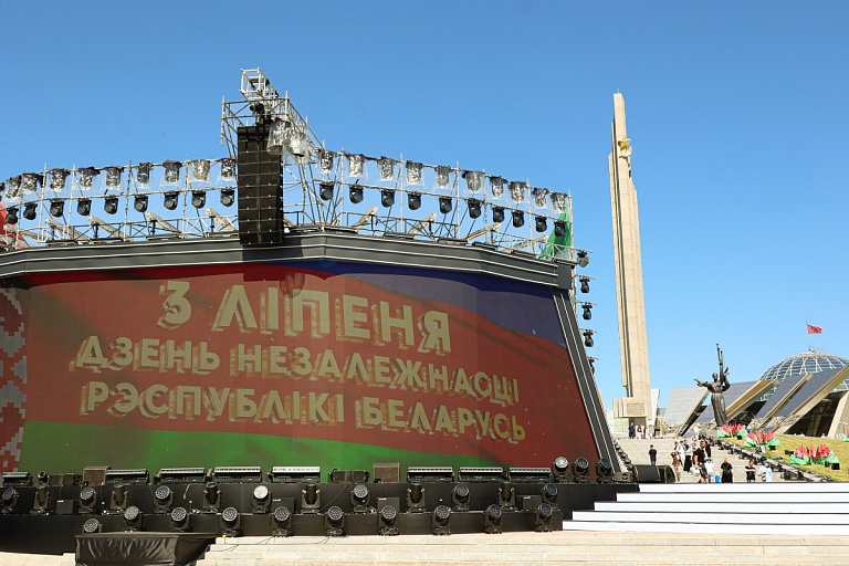 Электрокары в цветах флага: минские автолюбители отметили День Независимости