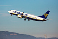 Пассажира самолета Ryanair наполовину вытянуло в разбитый иллюминатор