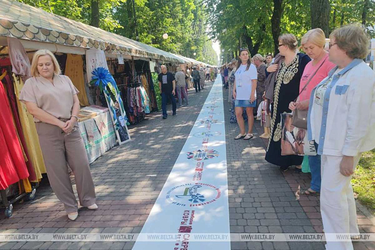 У Беларусі выткалі рэкордна доўгую дывановую дарожку – дзе яе пабачыць