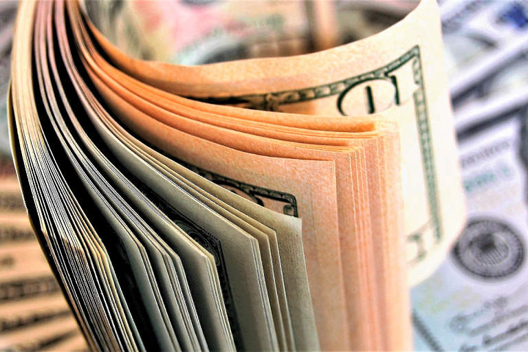 Доллар подешевел перед выходными на торгах БВФБ